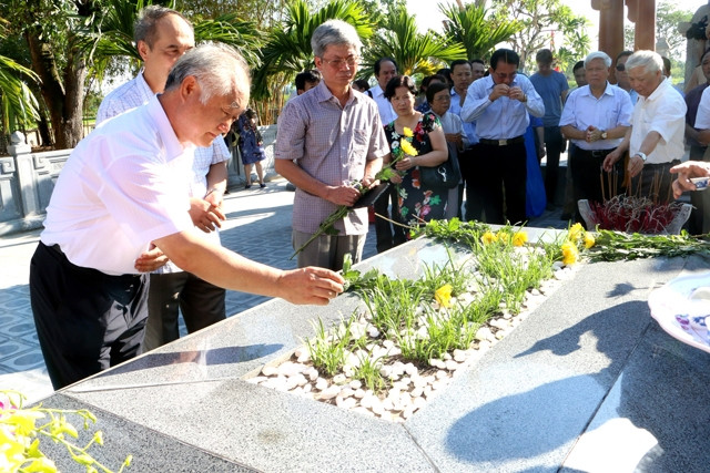 Khách du lịch trong nước và quốc tế thành kính dâng hương, hoa trước phần mộ Đại thi hào Nguyễn Du.
