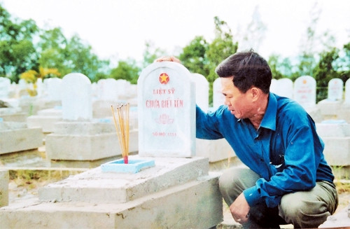 Một cựu chiến binh của K10 xúc động khi tìm được mộ của đồng đội Phạm Quốc Lập trong Nghĩa trang liệt sĩ huyện Hải Lăng.