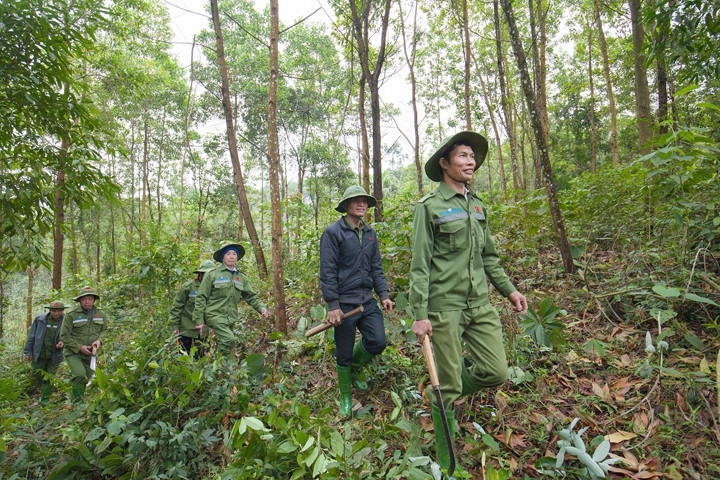 Để giữ được nguồn nước mang lại sự sống, nhiều người dân đã tình nguyện giữ rừng. Ảnh: VŨ THẾ THƯỜNG