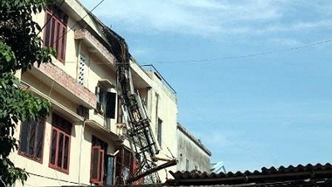 Cháy làm đột điện thoại đổ vào nhà dân.