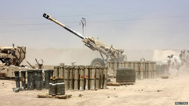 Lực lượng an ninh Iraq nã pháo đáp trả trong cuộc đụng độ với phiến quân ISIL bên ngoài thị trấn Udaim, tỉnh Diyala. (Ảnh: Reuters)