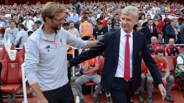 J. Klopp (trái) và A. Wenger sẽ có cuộc so tài thú vị thứ bảy này.