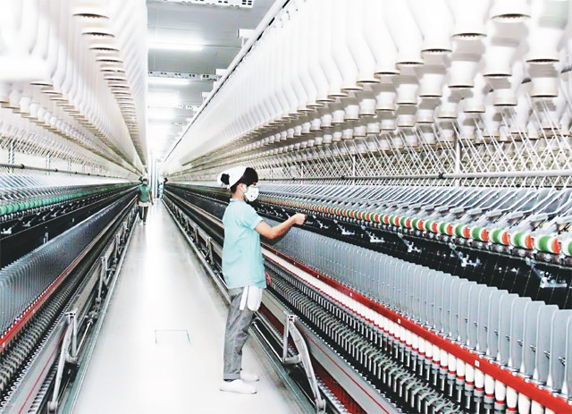 Sản xuất sợi tại Công ty TNHH KyungBang Việt Nam, khu công nghiệp - đô thị Bàu Bàng.