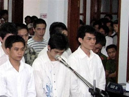 Hạnh Nhật (ngoài cùng bên phải)
và đồng bọn tại phiên tòa gần đây.