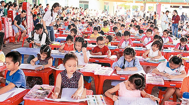 Các em học sinh tham gia vòng chung khảo Hội thi Nét vẽ xanh lần thứ 20, năm học 2016 – 2017.