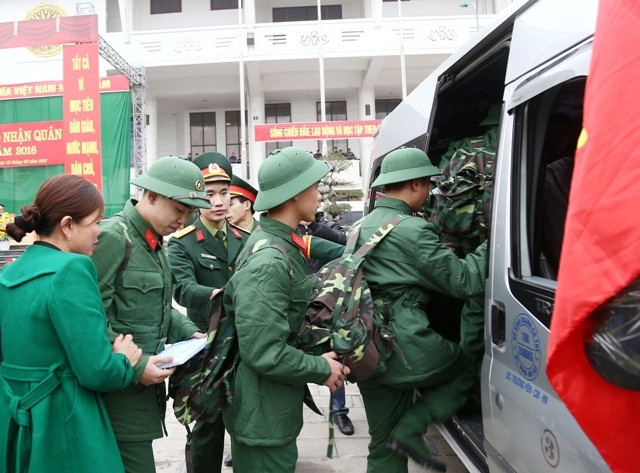 Tiễn thanh niên ưu tú lên đường nhập ngũ. (Ảnh: NGỌC LONG)