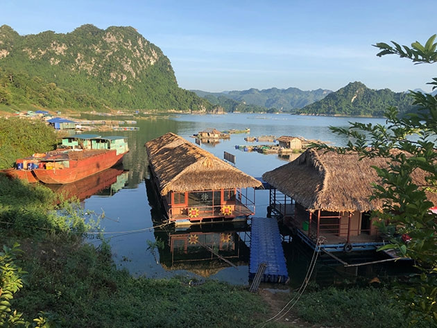 Xóm Ngòi trong nắng sáng.