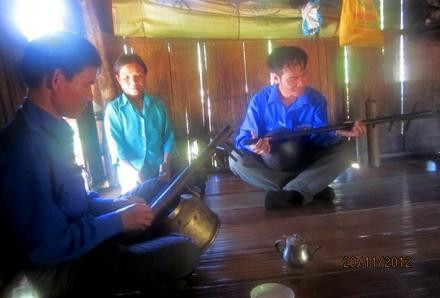 Bí thư Huyện Ðoàn Sơn Tây Ðinh Xuân Bình (người ngoài cùng bên trái) giao lưu với thanh niên xã Sơn Mùa.