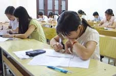 Thí sinh dự thi môn Toán sáng 4-7.
