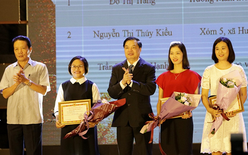 Đồng chí Lê Mạnh Hùng, Phó trưởng Ban Tuyên giáo T.Ư và đồng chí Hoàng Vĩnh Bảo, Thứ trưởng Thông tin và Truyền thông trao giải cho các cá nhân. 