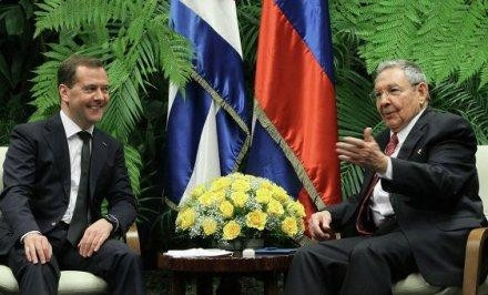 Thủ tướng Nga Medvedev (trái) và Chủ tịch Cuba Raul Castro (ảnh: RIAN)