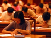 Học sinh làm bài thi trắc nghiệm.