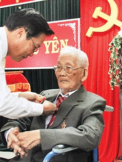 Đồng chí Phan Ngọc Bích được trao tặng Huy hiệu 85 năm tuổi Đảng.