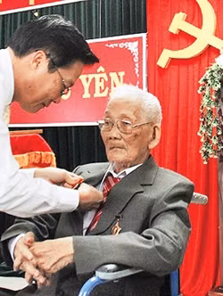 Đồng chí Phan Ngọc Bích được trao tặng Huy hiệu 85 năm tuổi Đảng.