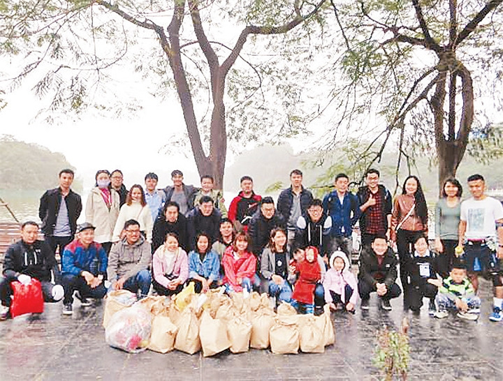 Nhóm "Làm sạch đẹp Hồ Gươm với Ninomiya" sau một buổi nhặt rác.