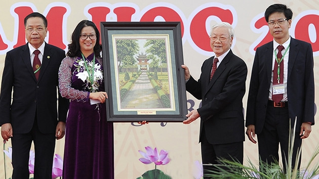 Tổng Bí thư Nguyễn Phú Trọng trao bức tranh tặng Học viện Nông nghiệp Việt Nam.