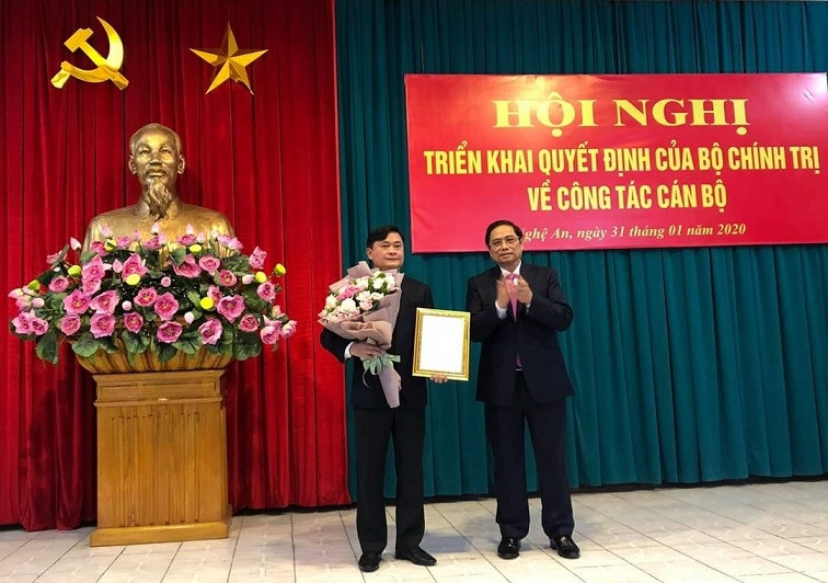 Đồng Chí Phạm Minh Chính trao quyết định và chúc mừng tân Bí thư Tỉnh ủy Nghệ An Thái Thanh Quý