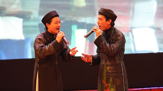 Hai Nghệ nhân Ưu tú Phú Hiệp (trái) và Đăng Nam biểu diễn quan họ cổ. 