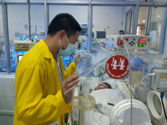 Lần thứ hai anh Hùng được gặp con sau ca mổ kỳ diệu diễn ra cách đây ba ngày.