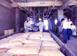 Sản phẩm xi-măng Sông Giang ra lò.