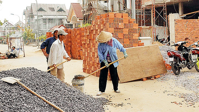 Hàng nghìn người dân bị quy hoạch treo đã được cấp phép xây dựng tạm. Trong ảnh: Người dân xây dựng nhà ở tại khu Bình Quới-Thanh Ða (quận Bình Thạnh).