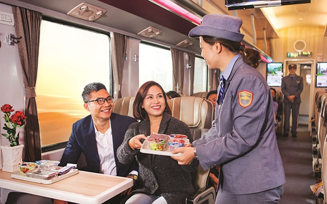 Thời gian gần đây, ngành đường sắt đã đưa suất ăn hàng không vào phục vụ hành khách đi tàu.