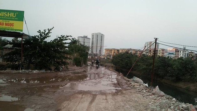 Con đường duy nhất ra vào khu chung cư thường xuyên chịu cảnh lầy lội như thế này.