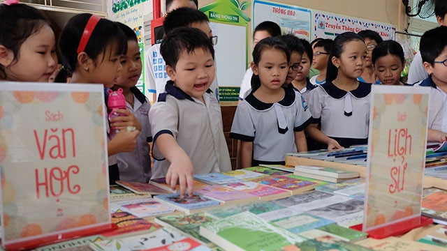 Chủ động “mở đường sách” thì trẻ em mới hứng thú và có nguồn sách để chọn.