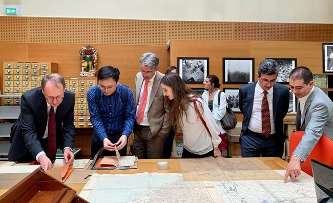 Các nhà khoa học Viện Nghiên cứu Hán Nôm tìm hiểu tư liệu Hán Nôm của Việt Nam tại Viện Viễn Đông Bác Cổ (Pháp).