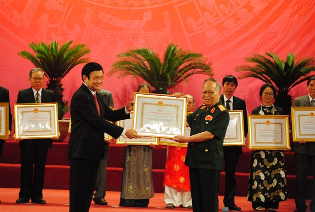 Chủ tịch nước Trương Tấn Sang trao Giải thưởng Hồ Chí Minh về Văn học - Nghệ thuật tới Thiếu tướng, nhà văn Hồ Phương.