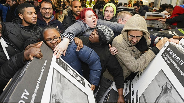 Người dân tranh giành nhau những món đồ giảm giá trong dịp Black Friday. Ảnh: REX FEATURES