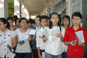 Làm thủ tục trước khi vào phòng thi.