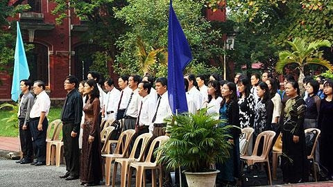 Các thế hệ thầy, cô giáo Trường Quốc học - Huế đến dự lễ tưởng niệm.