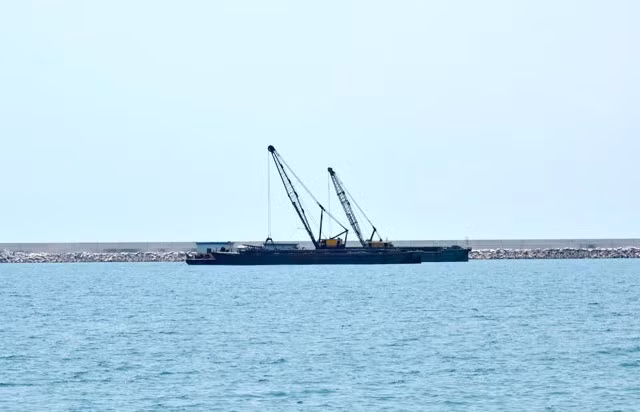 Nạo vét bến cảng chuyên dùng của Nhà máy nhiệt điện Vĩnh Tân 1.