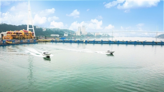 Bến thủy nội địa nằm tại trung tâm Bãi Cháy giúp du khách dễ dàng di chuyển thăm quan vịnh Hạ Long.