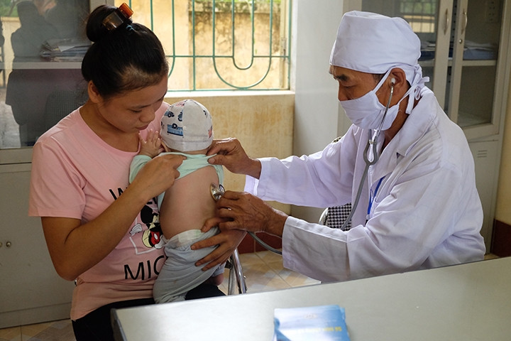 Kiểm tra sức khỏe cho bệnh nhi tại Trạm y tế xã Đồng Sơn, huyện Hoành Bồ (Quảng Ninh).