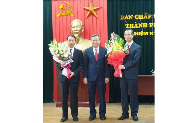 Tặng hoa cho hai đồng chí được bổ nhiệm chức vụ mới.