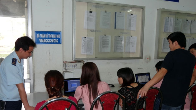 Cán bộ Hải quan Phú Thọ hướng dẫn doanh nghiệp kê khai hồ sơ trên hệ thống thông quan điện tử.