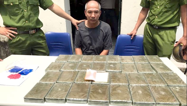 Ngô Trắc Hiệp cùng số ma túy bị bắt giữ.