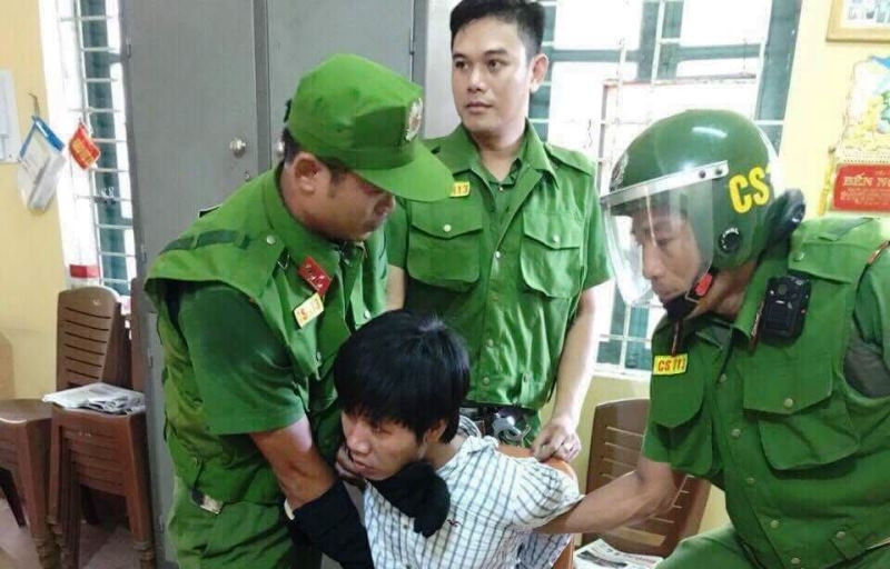 Cảnh sát 113 khống chế đối tượng Huỳnh Thanh Duy.