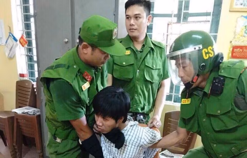 Cảnh sát 113 khống chế đối tượng Huỳnh Thanh Duy.