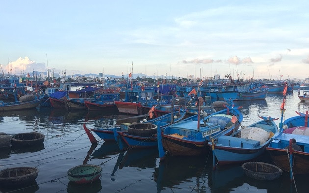 Tàu thuyền lớn nhỏ đỗ đầy cảng Hòn Rớ lúc chiều về.