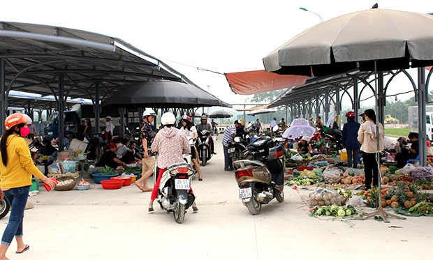 Phố chợ Lương Sơn được hoàn thành và đưa vào sử dụng đã giúp cho hàng trăm tiểu thương có nơi buôn bán ổn định, lâu dài.