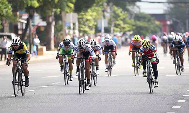 Các vận động viên tranh tài ở chặng đua đầu tiên dài 34 km vòng quanh nội đô TP Hồ Chí Minh. Ảnh: GIA MẪN