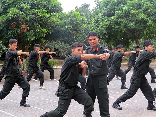 Thiếu tá Chu Văn Quang hướng dẫn chiến sĩ luyện tập trên thao trường.