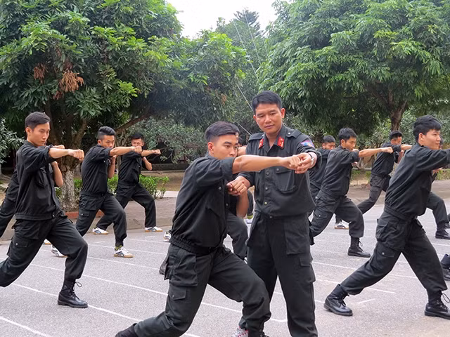 Thiếu tá Chu Văn Quang hướng dẫn chiến sĩ luyện tập trên thao trường.