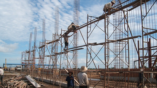 Thợ phụ hồ ít được trang bị bảo hộ lao động đầy đủ.