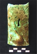 Dấu vết vải sợi trên
chiếc rìu đồng trong
mộ 05GQH11M3.