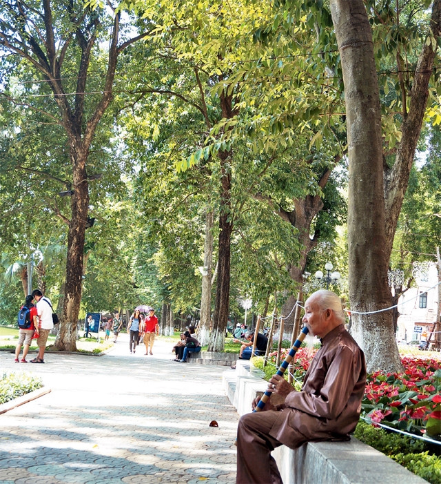 Tiếng tiêu của ông Lê Quang Châu đã trở thành một phần quen thuộc của hồ Hoàn Kiếm.