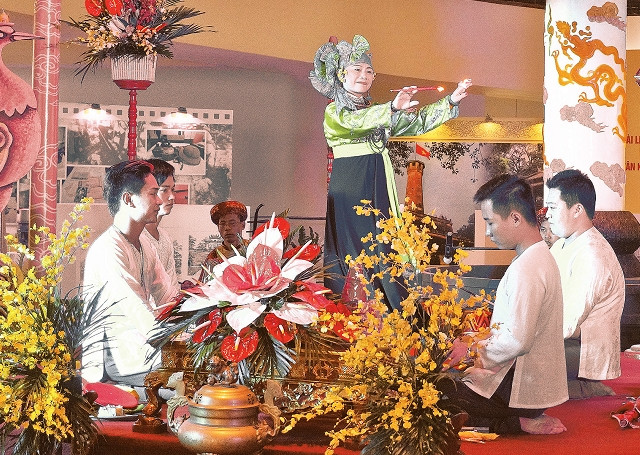 Trình diễn hầu đồng tại Bảo tàng Hà Nội nhân kỷ niệm Ngày Di sản văn hóa Việt Nam.